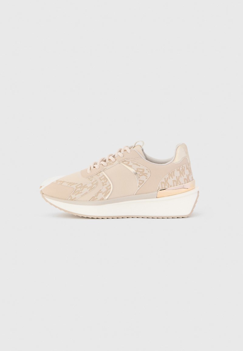 Beżowe sneakersy z teksturowanym materiałem wierzchnim, lekko podwyższoną białą podeszwą oraz złotym akcentem na pięcie. Zawierają sznurowane zapięcie.