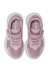 Lichtroze mesh sportschoenen met witte accenten, voorzien van een klittenbandsluiting en veters, ontworpen voor comfort en ademend vermogen.