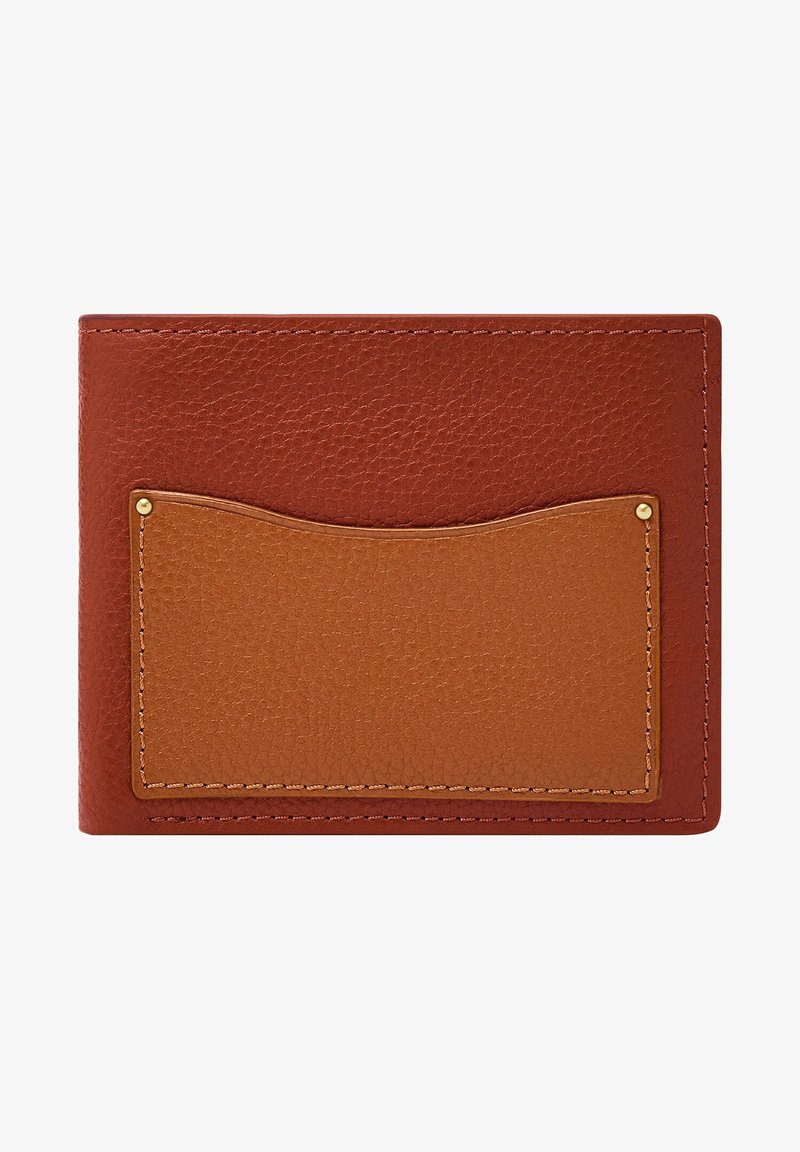 Portefeuille en cuir avec un extérieur texturé rouge foncé et un emplacement pour cartes en cuir lisse marron. Accent en métal doré près de l'emplacement.