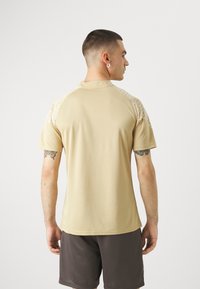 Puma OLYMPIQUE DE MARSAILLE TRAINING - Sportska majica - sand dune/granola