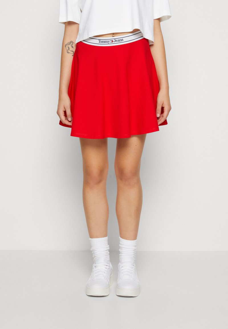 Tommy Jeans LOGO CIRCLE SKIRT Minihame Deep Crimson punainen tommy-jeans-logo-circle-skirt-minihame-deep-crimson-punainen