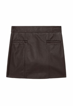 Mini gonna in finta pelle marrone scuro con taglio dritto e due tasche welt orizzontali sul davanti.