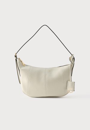 Sac bandoulière en cuir texturé blanc cassé avec sangle noire, fermeture éclair supérieure et petite pochette attachée avec des accents dorés.