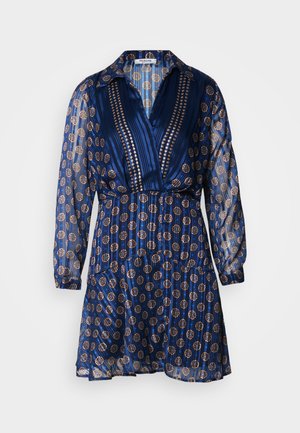 Marineblaues Kleid mit einem Kragen, langen Ärmeln und einem schwingenden Rock. Verfügt über goldene kreisförmige Muster und vertikale Streifen. Durchsichtige Textur.