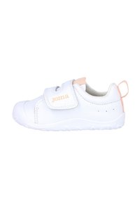 Zapatilla blanca con parte superior de cuero suave, tira de Velcro, sutiles acentos en rosa, puntera redondeada y suela de goma texturizada para agarre.