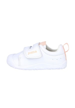 Zapatilla blanca con parte superior de cuero suave, tira de Velcro, sutiles acentos en rosa, puntera redondeada y suela de goma texturizada para agarre.