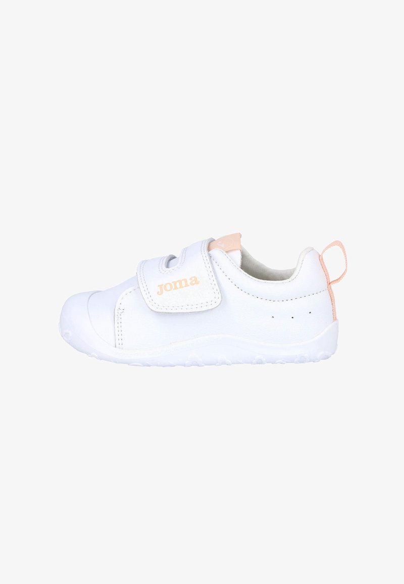 Zapatilla blanca con parte superior de cuero suave, tira de Velcro, sutiles acentos en rosa, puntera redondeada y suela de goma texturizada para agarre.