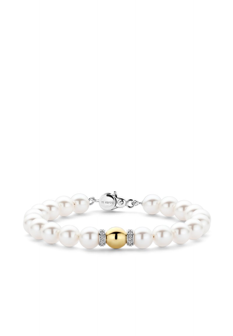 Perlenarmband mit weißen runden Perlen, einer zentralen Goldperle und zwei mit Kristallen verzierten Trennstücken. Mit einem silbernen Karabinerverschluss.