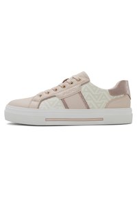Baskets synthétiques rose clair avec des accents crème texturés, des œillets dorés et une semelle en caoutchouc blanche présentant un design à motifs sur les côtés.