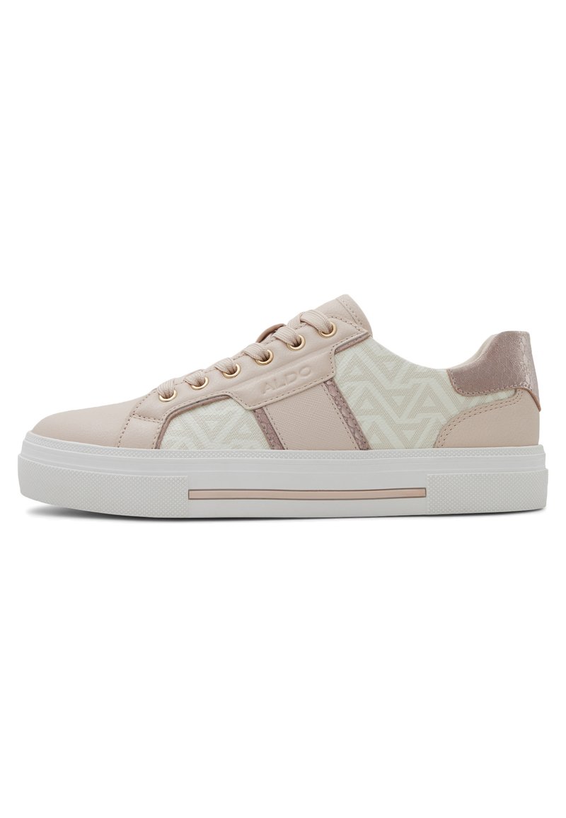 Baskets synthétiques rose clair avec des accents crème texturés, des œillets dorés et une semelle en caoutchouc blanche présentant un design à motifs sur les côtés.
