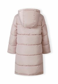 Luddig rosa ytterkläder med huva, med horisontella quiltade sektioner och förlängda ärmar, tillverkad av mjukt, glänsande tyg.