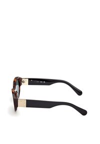 Gafas de sol con un frente de carey, brazos negros y un acento de logo dorado. Acabado texturizado con lentes oscuros y herrajes de metal.