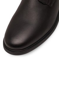 Must musta nahkking, millel on tekstuuriga viimistlus, ümar varvas ja sile tallaosa. Omab peeneid õmblusi ja poleeritud välimust.