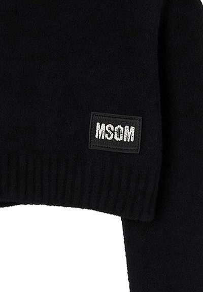 Maglione corto nero realizzato in morbido tessuto con orlo a coste. Decorato con un'etichetta nera che riporta "MSGM" in bianco.