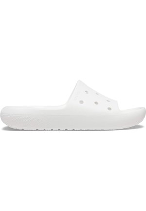 Sandales blanches à enfiler avec plusieurs trous de ventilation et une semelle texturée pour une meilleure adhérence, conçues pour un usage décontracté ou aquatique.