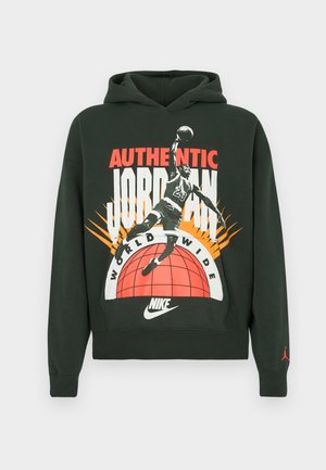 Ciemnozielona bluza z kapturem z dużym nadrukiem zawierającym tekst "AUTHENTIC JORDAN WORLD WIDE", ilustracją koszykarza oraz logo Nike.