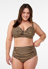 Pruhovaný bikiny set v čiernej a béžovej farbe. Podprsenka má tvarované poháre s centrálnym twist detailom a vysoké nohavičky s bočným nariasením pre väčšiu textúru.