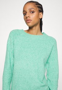 Vero Moda VMDOFFY - Camisola - holly green