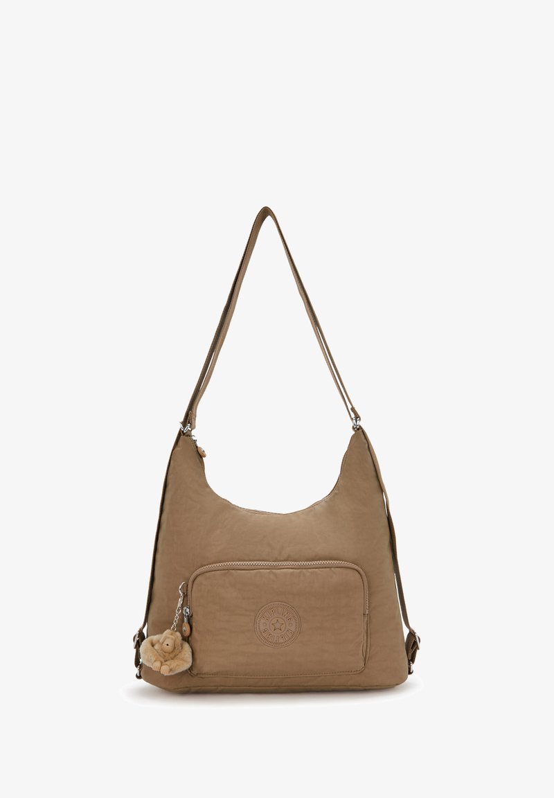 Brązowa tkaninowa torba na ramię w kształcie półksiężyca, z przednią kieszenią na zamek błyskawiczny oraz przyczepioną pluszową breloczkiem w kształcie zwierzątka.