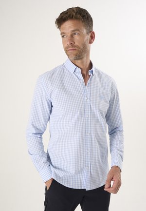 Camisa de botones a cuadros en azul claro, de manga larga, material de algodón suave, cuello puntiagudo, con un pequeño logo en el pecho.