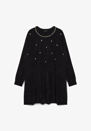 Zwarte gebreide trui met lange mouwen, ronde hals en versierd met verspreide zilveren studs aan de voorkant. Zachte textuur, losse pasvorm.