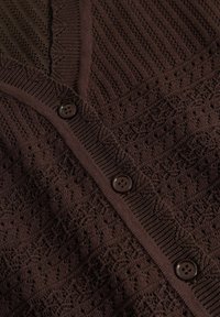 Tmavě hnědý pletený kardigan s texturovanými vzory a třemi kulatými knoflíky podél předního otvoru.