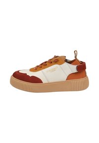 Sneakers z masywną beżową podeszwą, białą skórzaną cholewką oraz akcentami z zamszu w kolorach czerwonym, pomarańczowym i brązowym. Posiadają pętlę z tyłu oraz sznurowanie.