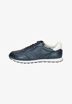 Navyblauwe leren sneaker met een gestructureerde afwerking, contrasterende witte hiel en donkere veters. Voorzien van een lichtgewicht rubberen zool voor grip.