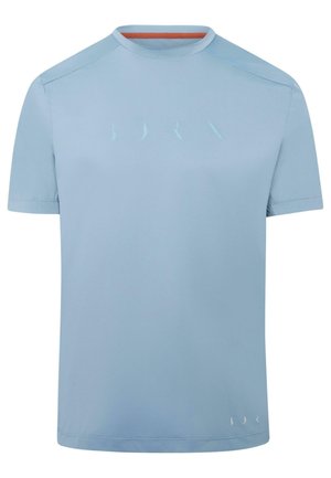 Chemise bleu clair à manches courtes avec un col haut, ornée d'un logo subtil dans une teinte plus claire. Texture lisse, design minimaliste.
