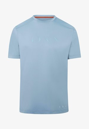 Jasnoniebieska koszula krótki rękaw z wysokim kołnierzem, z subtelnym logo w jaśniejszym odcieniu. Gładka tekstura, minimalistyczny design.