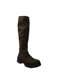 Bota de cuero marrón hasta la rodilla con un diseño ligeramente caído, superficie texturizada y suela de goma negra gruesa. Detalle de costura en la parte superior.