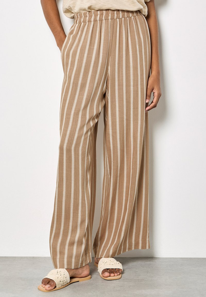 Pantalones anchos fluidos de color beige con rayas verticales blancas. Cuentan con una cinturilla elástica y bolsillos laterales. Tela suave y ligera.