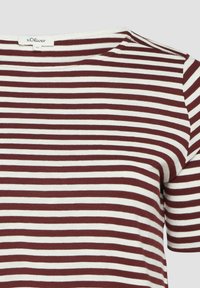Chemise à manches courtes avec rayures horizontales marron et blanches, encolure ronde, et étiquette de marque s.Oliver à l'intérieur du col.