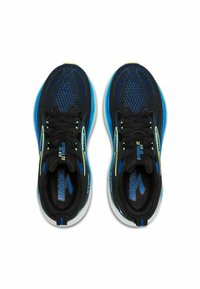 Melnas un zilas sporta kurpes ar sietu augšu, mīkstu apkakli un kontrastējošiem akcentiem. Plakani šņorējumi un mīksts zole nodrošina atbalstu.