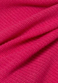 Fuchsia gebreide stof met een textuurrijke weving, met een zachte, gladde oppervlakte en zichtbare stikpatronen. Kreukelige uitstraling.