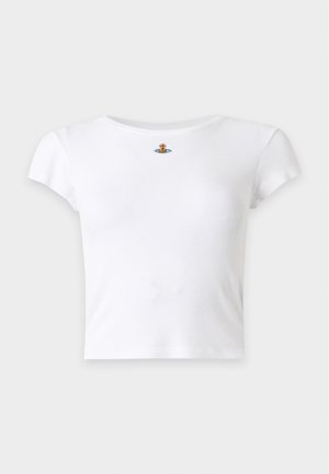 Valge lühikeste varrukatega lühike soonikkoes särk, millel on väike värviline tikandiga logo, mis asub kaeluse lähedal keskel.