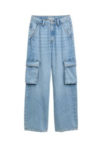 Svetlo modre denim hlače s krojem cargo in ohlapnim fitom, z dvema velikima stranskima žepoma in naravnim krojem. Imajo pasne zanke in subtilno šivanje.