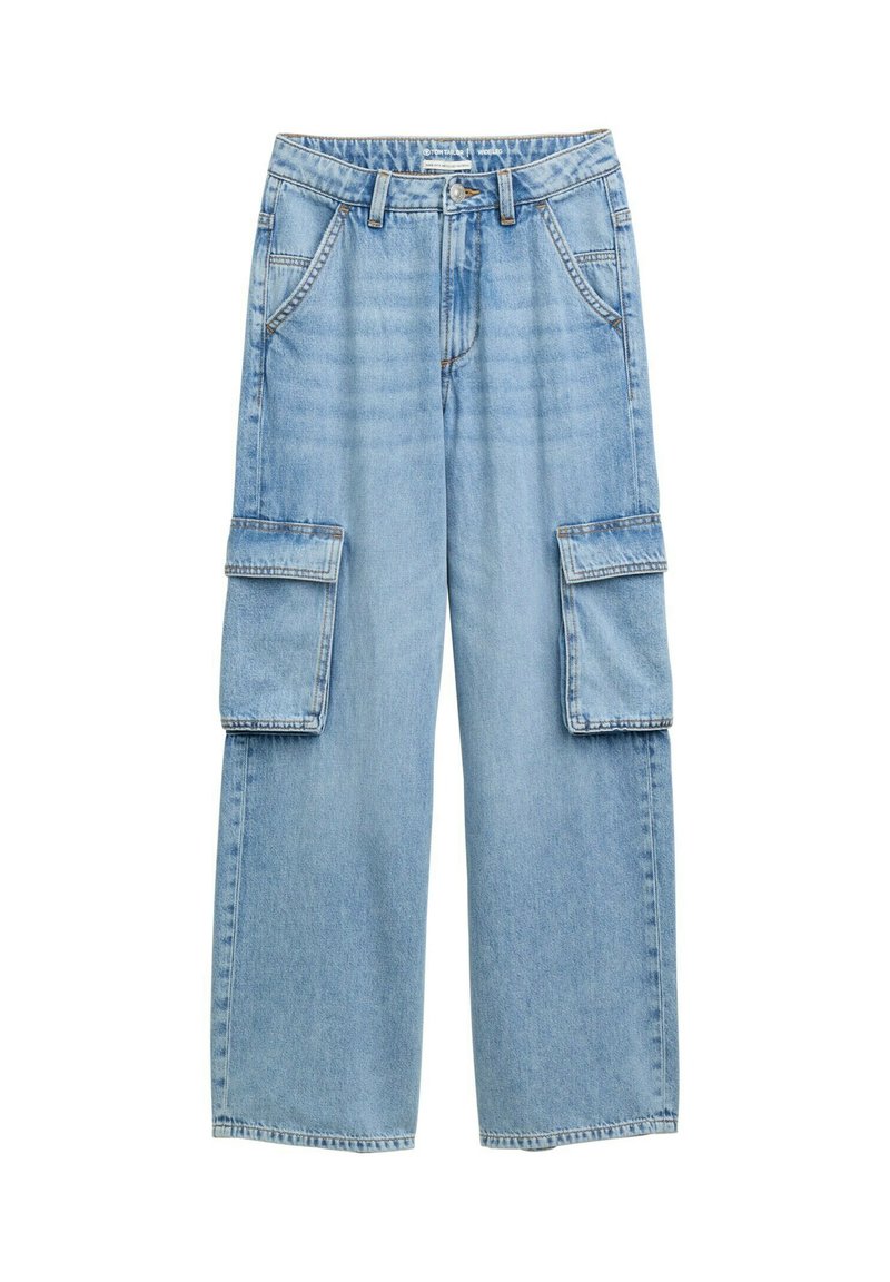 Svetlo modre denim hlače s krojem cargo in ohlapnim fitom, z dvema velikima stranskima žepoma in naravnim krojem. Imajo pasne zanke in subtilno šivanje.