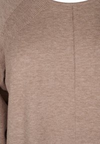 Jasnobrązowy sweter z teksturowanym karczkiem, gładkim ciałem i subtelnymi detalami przeszycia. Wykonany z miękkiego, dzianinowego materiału, idealny do noszenia w warstwach.