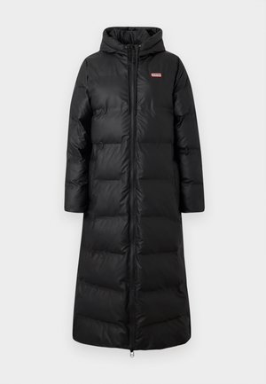 Must hämmastav must puffernahk, põlve pikkusega, millel on kapuuts, lukuga sulgemine ja horisontaalne tikandi muster. Silmapaistv punane logo vasakul rinnal.