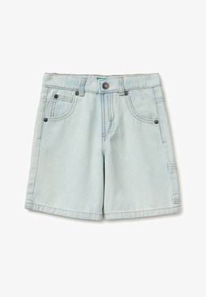 Lichtblauwe denimshorts met voorste knoop, rits, riemlussen en vijf zakken, inclusief een klein muntzakje aan de rechterkant.