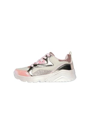 Zapatilla metálica en rosa y plata con un upper texturizado, acentos reflectantes y cordones, que presenta una suela gruesa y elevada y un collar ligeramente acolchado.