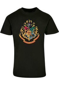 Camiseta de algodón negra con un escudo de Hogwarts multicolor con ornamentos dorados y texto. Diseño de manga corta y cuello redondo.