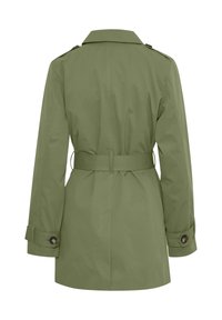 Trench coat verde con cintura, realizzato in tessuto liscio, colletto pieghevole e polsini con bottoni. Presenta un design di lunghezza intermedia e uno spacco sul retro.