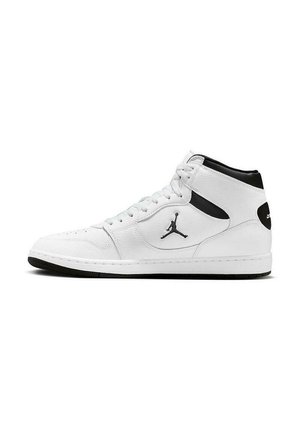 Baskets montantes blanches avec des accents noirs, logo Jumpman noir sur le côté et semelle noire, présentées de profil sur un fond blanc.