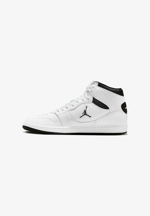 Zapatilla blanca de caña alta con detalles negros, logo Jumpman negro en el lateral y suela negra, mostrada de perfil sobre un fondo blanco.