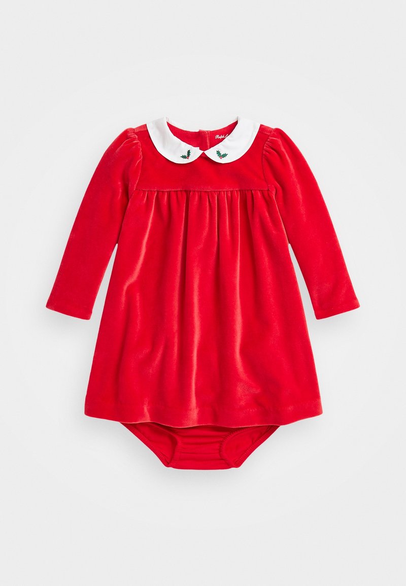 Vestido de terciopelo rojo con mangas largas, cuello blanco con bordado de acebo verde, cintura fruncida y cierre en la parte inferior para facilitar el vestido.
