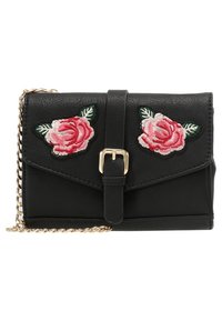 Borsa a tracolla in ecopelle nera con tracolla in catena dorata, caratterizzata da due rose rosa ricamate sul davanti e una chiusura con fibbia.