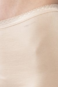 Beige mjuk tyg-topp med spetskant vid halsringningen och en diskret logotyp tryckt nära fållen. Slät textur.