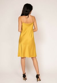 Dona x Lisa COURTE IDALIA - Robe de jour - mustard yellow